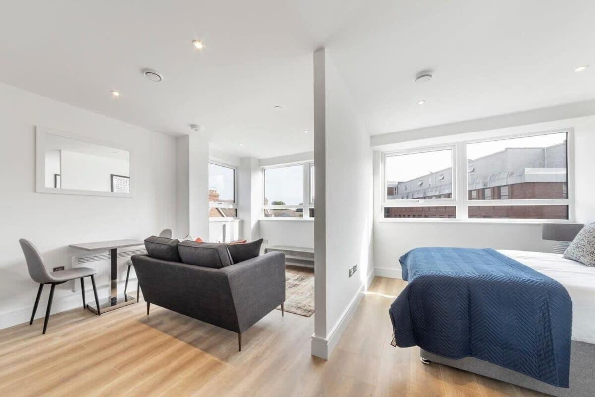 Bright Contemporary Studio In East Grinstead Bagian luar foto